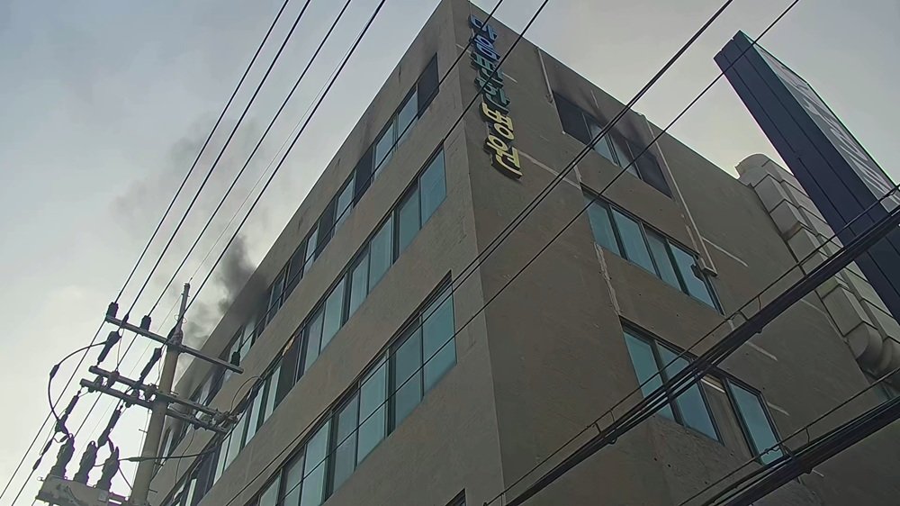 화재가 난 인천 계양구 작전동 정신병원 인천소방본부 제공