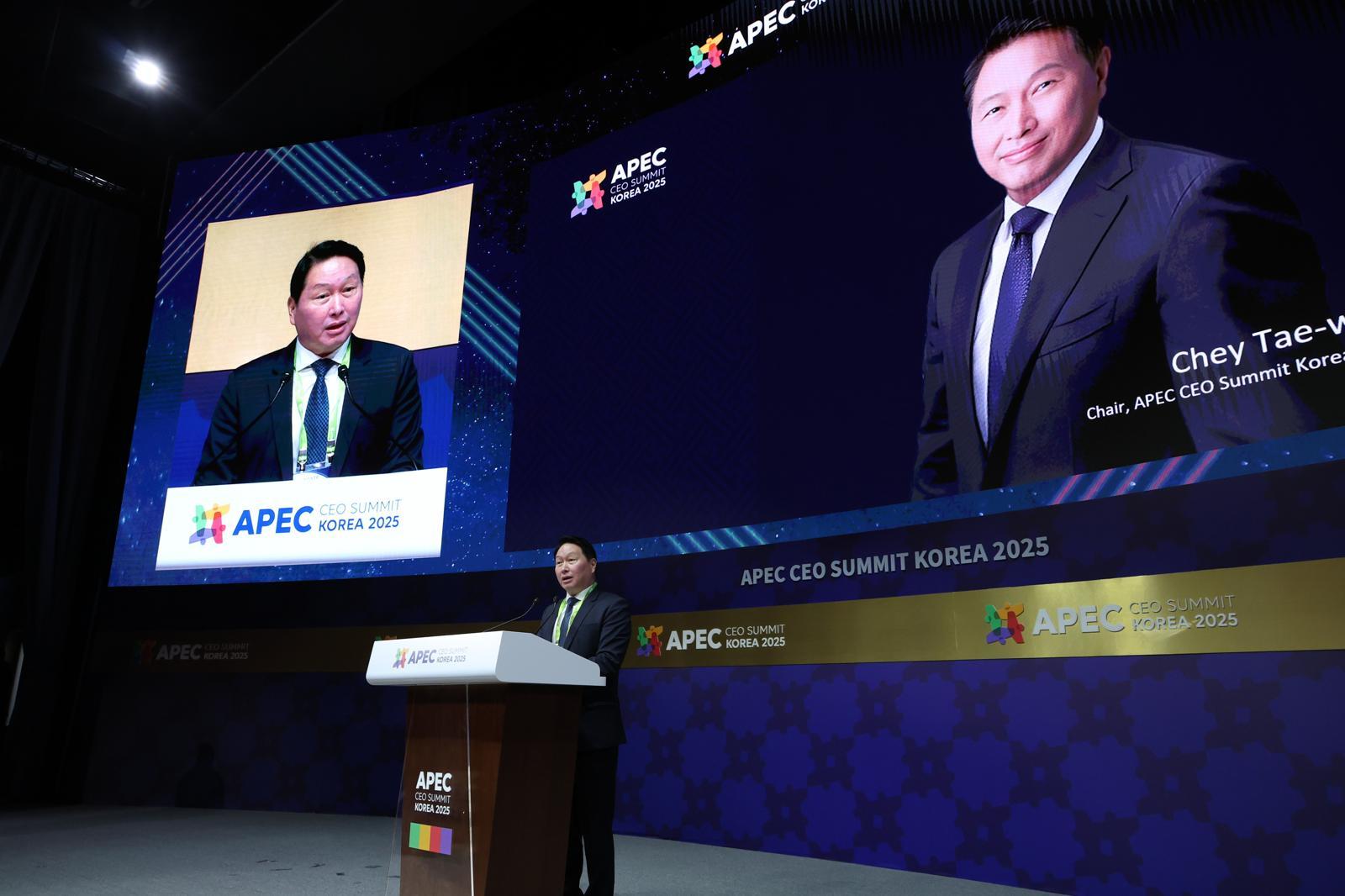 최태원 SK그룹 회장이 29일 경주 예술의 전당에서 열린 CEO 써밋에서 개회사를 하고 있다. 2025.10.29. 대통령실사진기자단