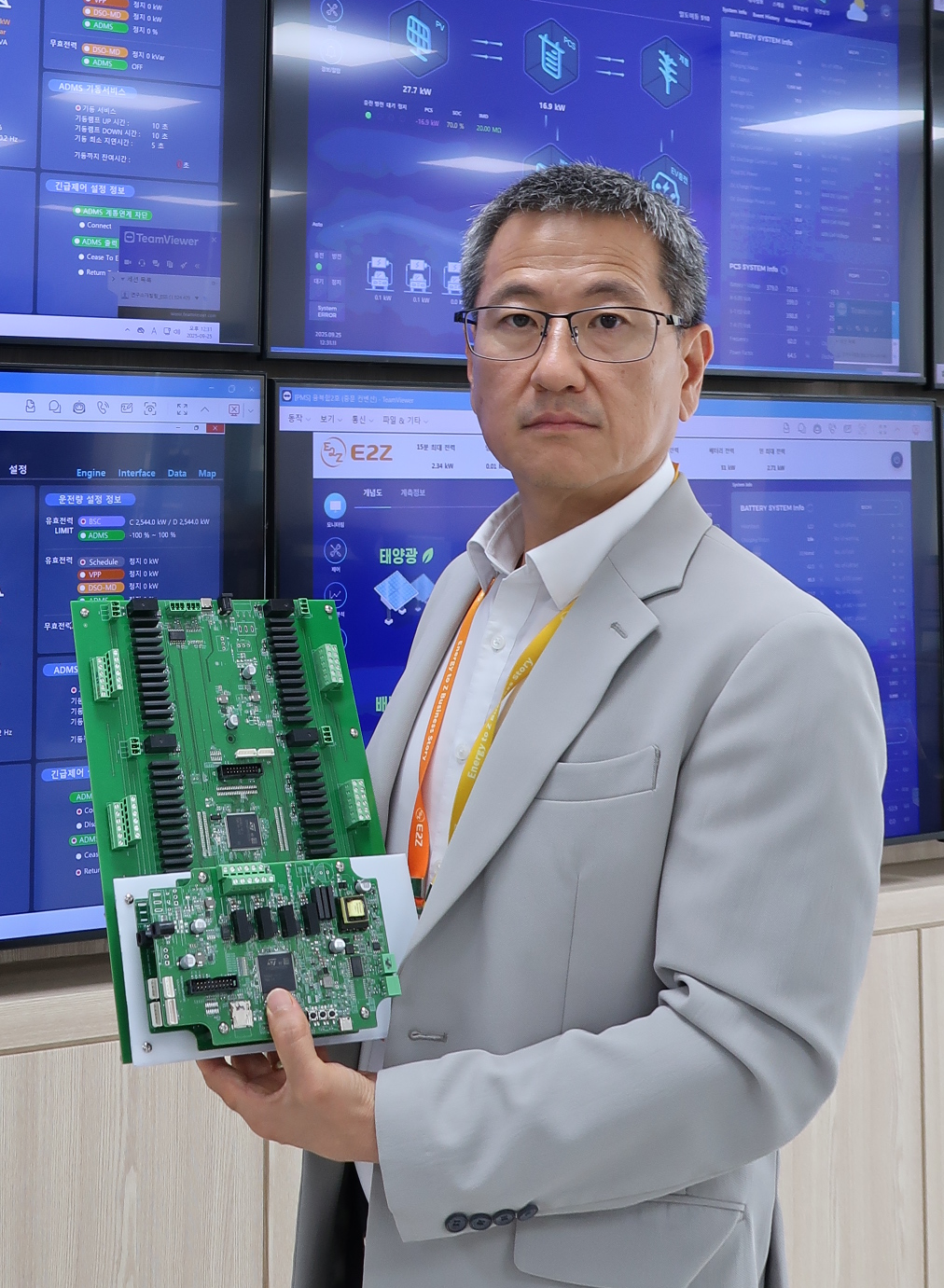 ㈜이투지 원격 다중 절연저항 측정 장치를 들고 있는 송기택 대표. 이투지 제공