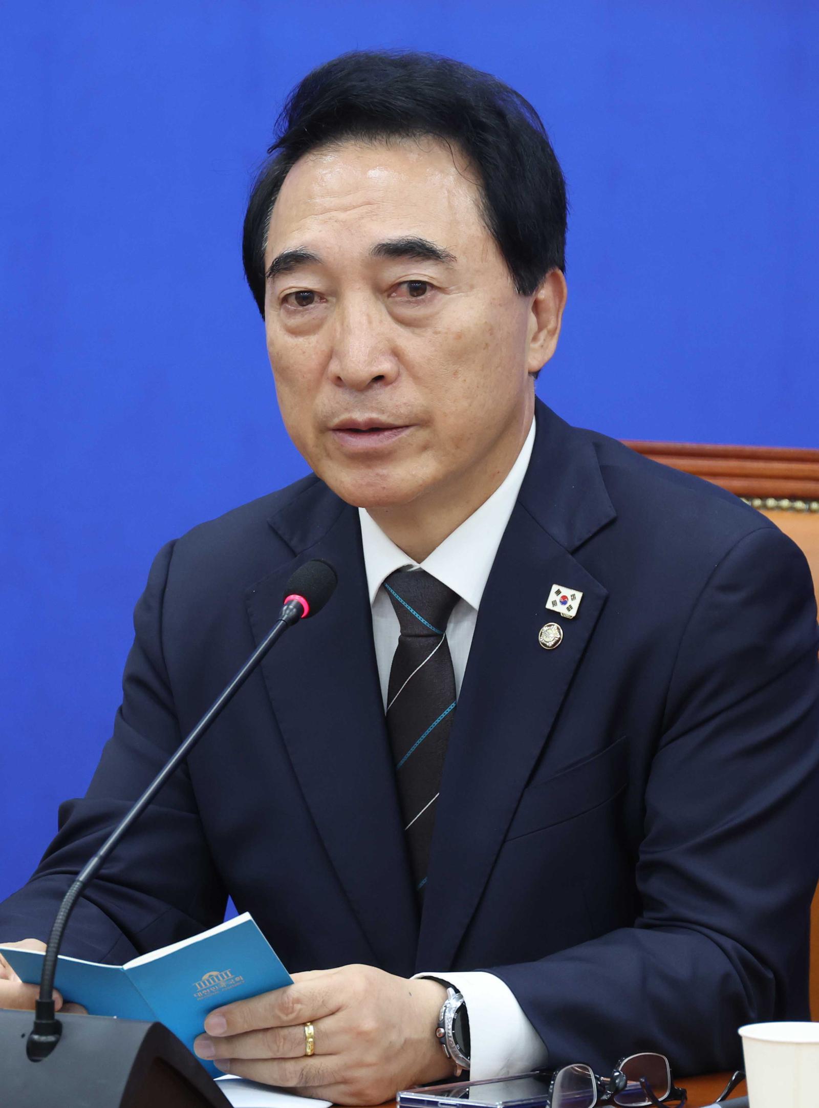 [서울=뉴시스] 조성봉 기자 = 박수현 더불어민주당 수석대변인이 26일 오전 서울 여의도 국회에서 열린 현안관련 기자간담회에서 발언을 하고 있다. 2025.10.26. suncho21@newsis.com