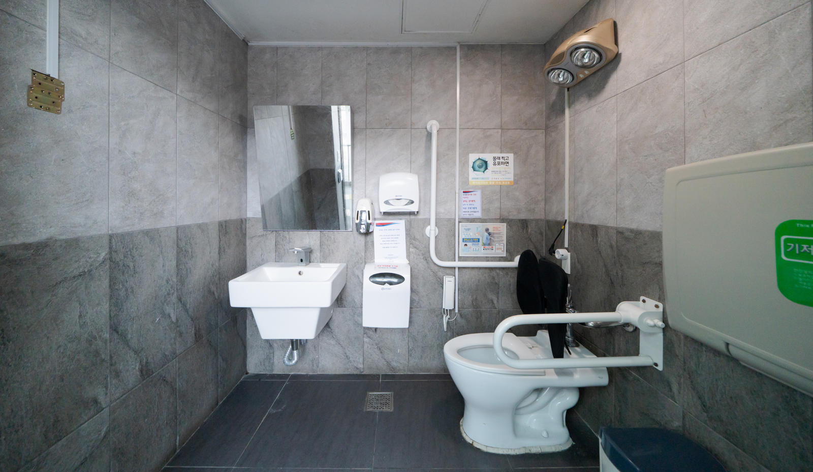 화서(영덕) 휴게소의 ‘장애인 화장실’ 모습. 휴지 디스펜서와 악취 저감 환기 시스템, 변기 상단 조명 등 편의를 위한 시스템이 세심하게 갖춰져 있다. (출처=한국화장실문화협회 제공)