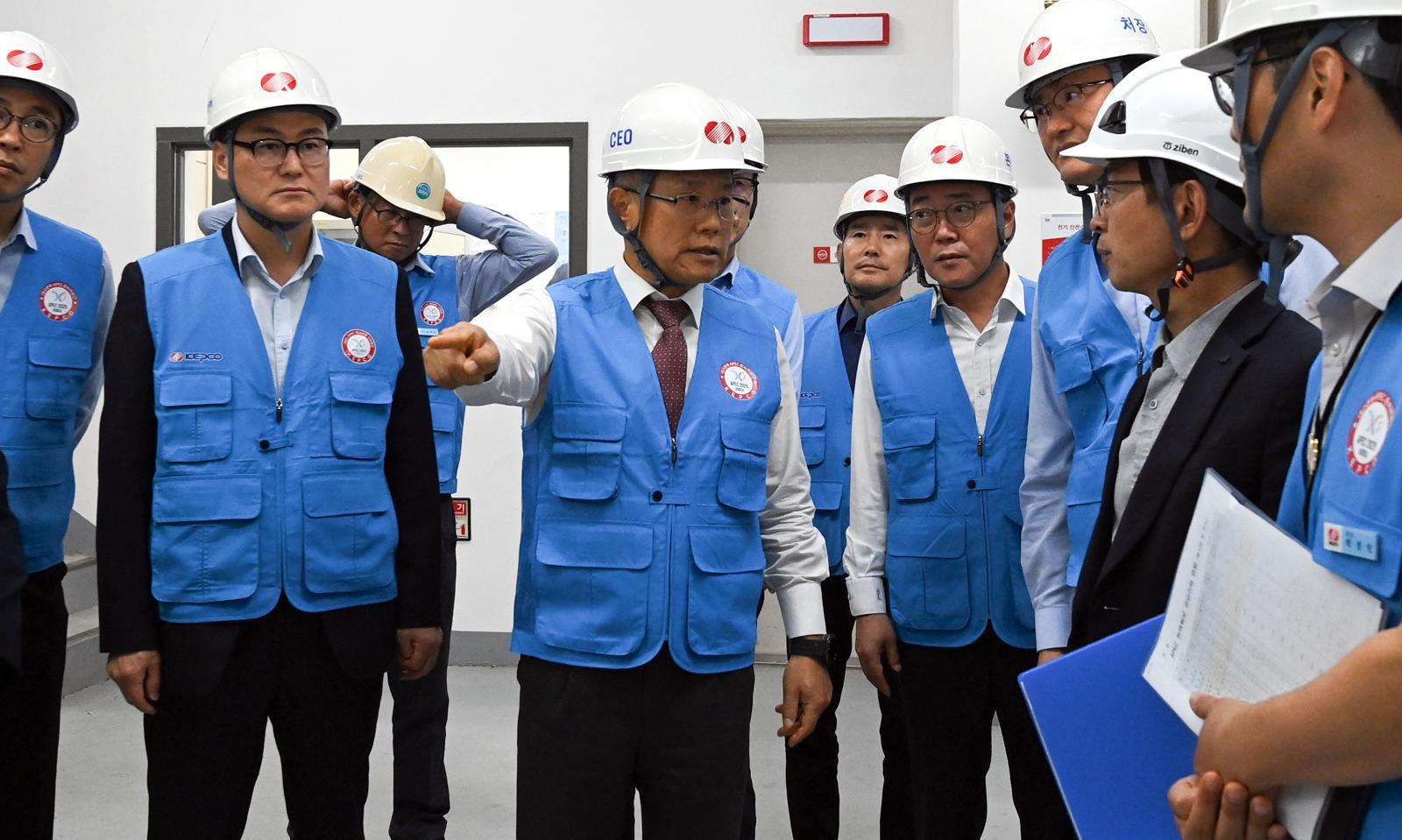 김동철 한국전력 사장(사진 가운데)은 2025 APEC 정상회의 행사장과 인근 주요 전력 설비에 대한 현장점검을 실시했다. 한국전력공사 제공