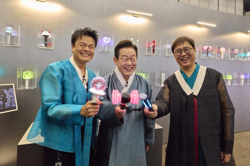 이재명 대통령이 1일 경기 고양시 킨텍스에서 열린 ‘대중문화교류위원회 출범식’ K컬처 체험존에서 블랙핑크 응원봉 점등을 하고 있다. 왼쪽부터 박진영 대중문화교류위원회 공동위원장, 이 대통령, 최휘영 문화체육관광부 장관 2025.10.1 대통령실 제공