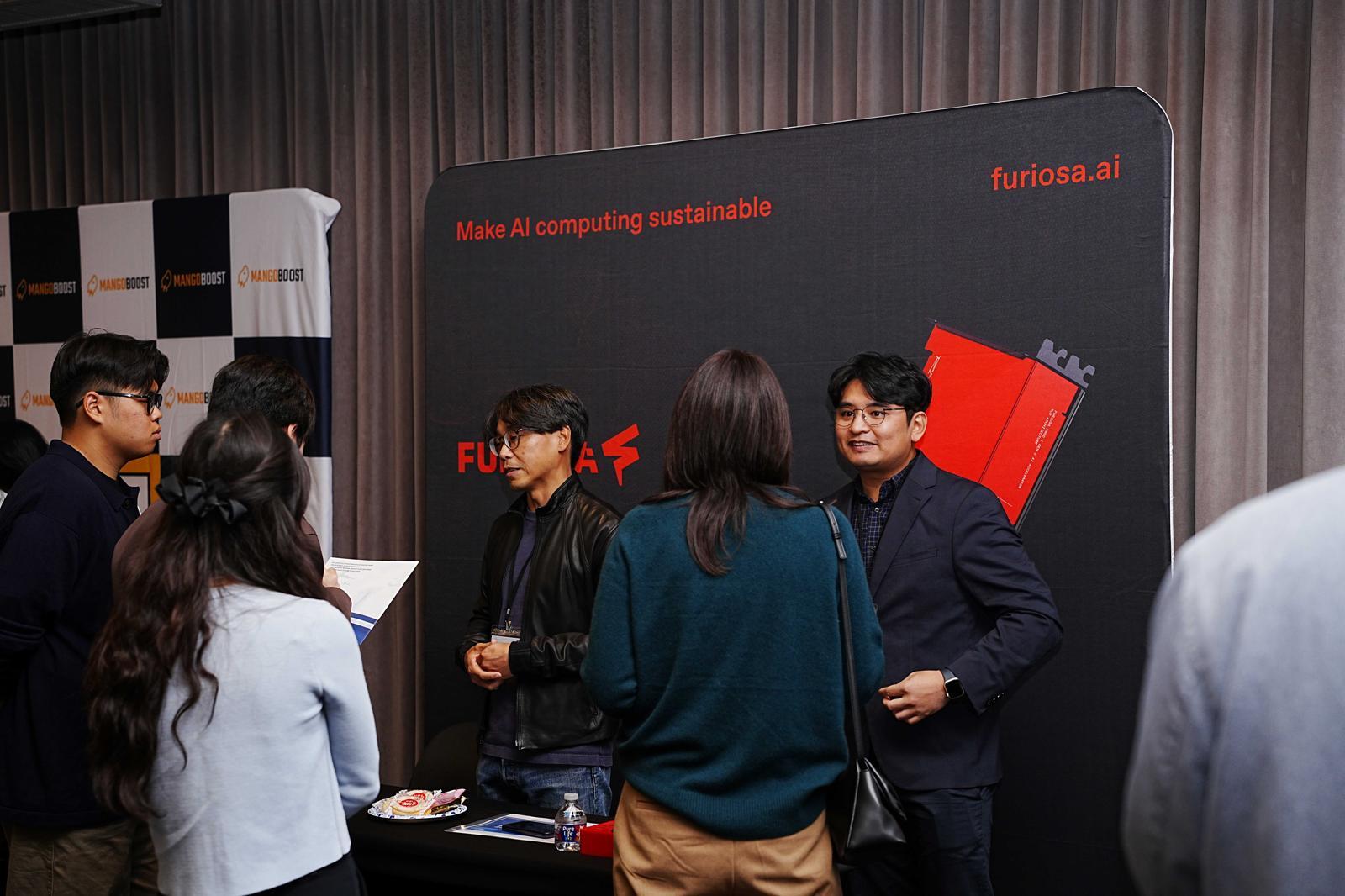 코트라는 지난 14일(현지 시간) 주샌프란시스코 총영사관과 함께 미국 실리콘밸리에서 첨단산업 인재 유치를 위한 ‘커리어 커넥트 인 AI 웨이브’ 행사를 열었다. 행사장에 마련된 참가 기업의 채용 홍보 및 상담 부스의 모습. 대한무역투자진흥공사 제공