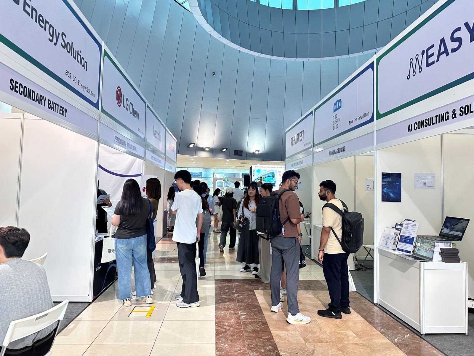 지난 16일부터 이틀간 싱가포르 난양공대(NTU)에서 열린 ‘글로벌 인더스트리 커리어 커넥트 2025’에서 국내 기업 16개사가 채용 상담을 진행하고 있다.