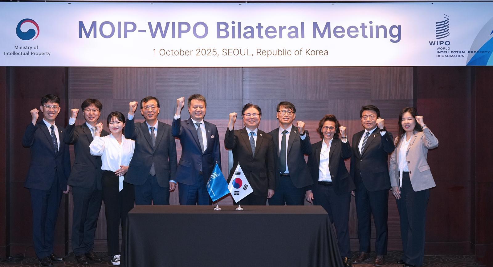 2025년 10월 1일 지식재산처 출범 계기로 개최된 한-WIPO 고위급 회담. 목성호 지식재산처장 직무대리(왼쪽에서 6번째)가 서울신라호텔(서울 중구)에서 다렌 탕(Daren Tang) WIPO 사무총장(왼쪽에서 5번째)과의 양자회담을 마치고 참석자들과 기념촬영을 하고 있다. 지식재산처 제공