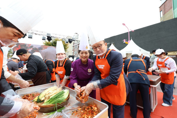 2024년 고려인삼 페스티벌 인삼 김치 담그기 체험 장면. 한국인삼협회 제공
