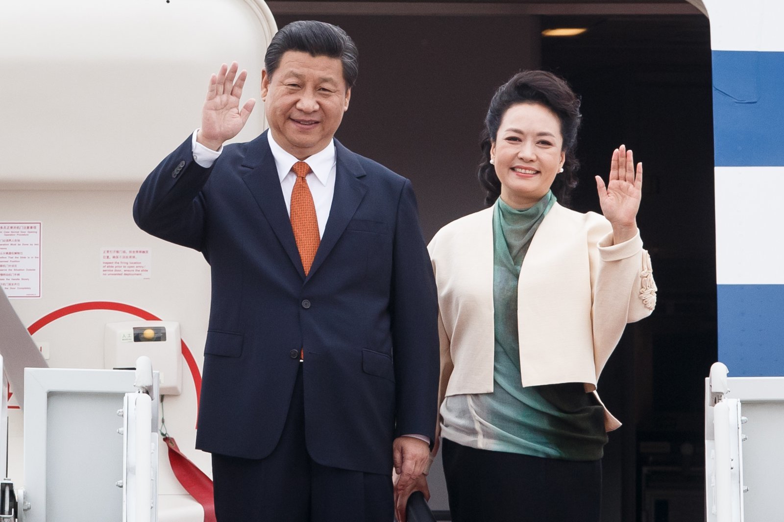 지난 2014년 7월 3일 방한 당시 시진핑(習近平) 중국 국가주석이 부인 펑리위안(彭麗媛) 여사와 함께 경기도 성남 서울공항에 도착해 손을 흔들고 있다. 2014.7.3/뉴스1