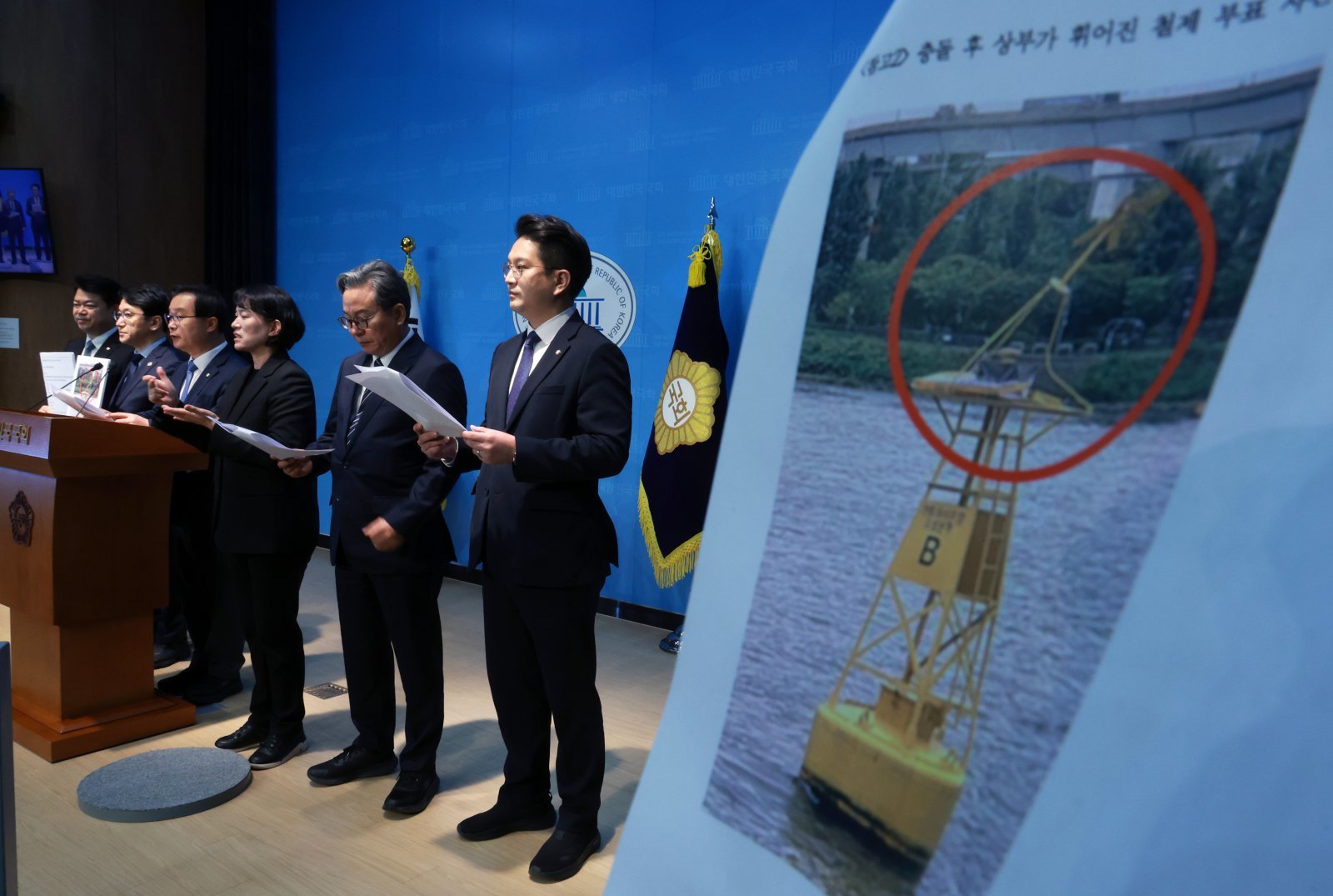 이건태 등 더불어민주당 국토교통위원회 의원들이 29일 서울 여의도 국회 소통관에서 오세훈 서울시장의 한강버스 사고 은폐 규탄 기자회견을 하고 있다. 2025.10.29. [서울=뉴시스]