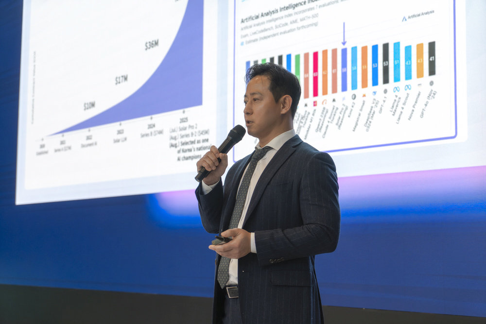 최홍준 업스테이지 부사장이 업스테이지 소개 및 인텔과의 협력 방안을 소개 중이다 / 출처=IT동아