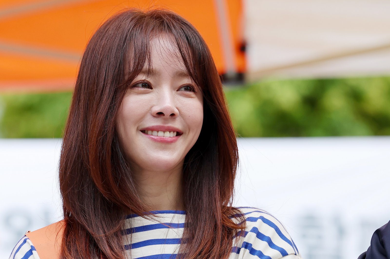 배우 한지민이 3일 서울 중구 명동 하나플레이파크에서 열린 전쟁 내전 재난 빈곤 아이돕기 길벗 JTS 거리모금 캠페인에 참석해 미소짓고 있다. 2025.5.3/뉴스1