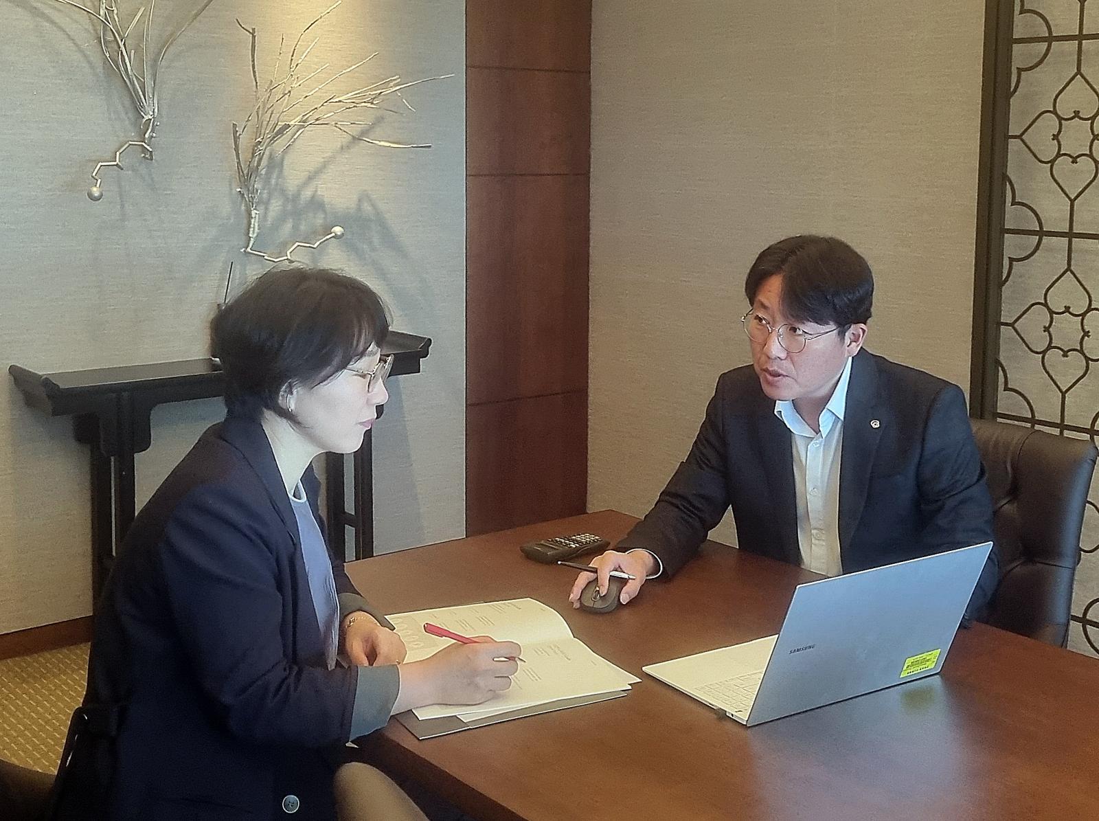 김건길 한화생명 상속연구소 경인지역FA센터장(오른쪽)이 고객에게 건강보험료 부담을 줄이는 방법에 대해 설명하고 있다. 한화생명 제공