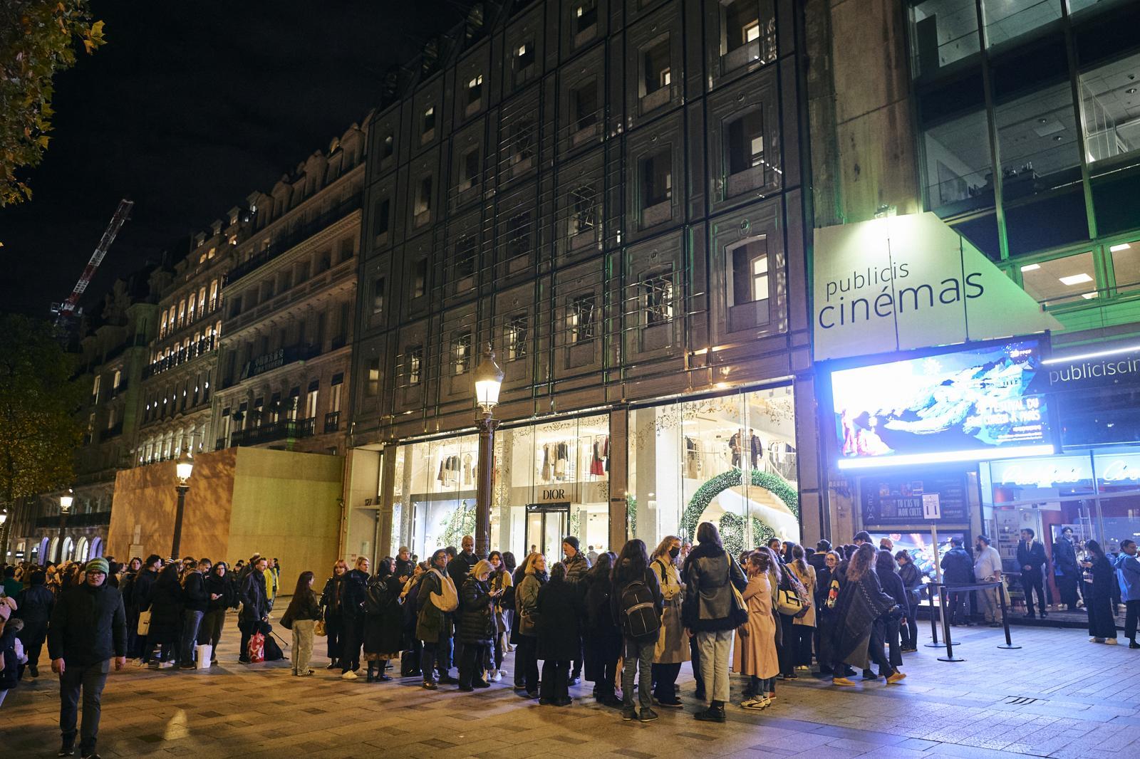 파리 한국영화제가 개막된 28일(현지 시간) 샹젤리제 거리의 퓌블리시스 시네마 앞.  파리한국영화제 집행위원회 제공