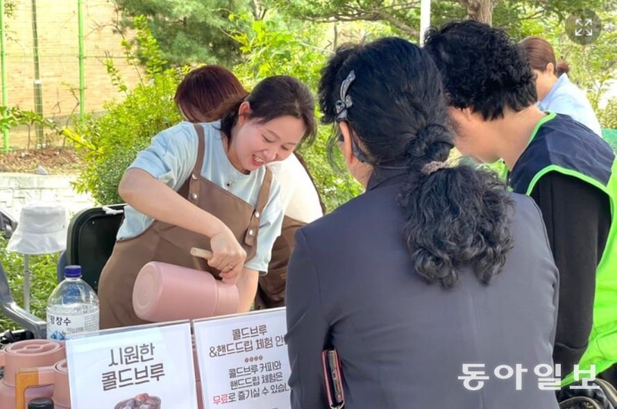 지난달 ※봉사단체 ‘유니시드’ 회원들과 함께 시흥 목감복지관에서 노인을 위한 무료 커피 봉사를 하고 있는 송지아 씨.