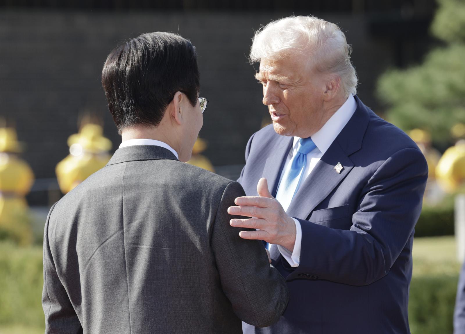 이재명 대통령이 29일 한미 정상회담을 위해 경북 경주국립박물관에 도착하는 미 트럼프 대통령을 맞이하고 있다. 2025.10.29. 대통령실사진기자단