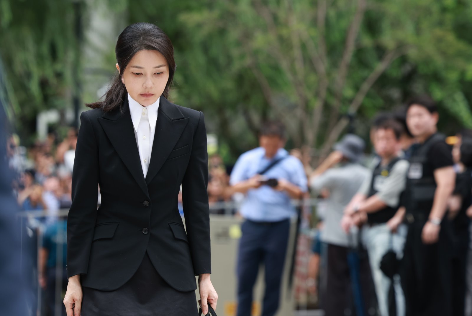 도이치모터스 주가조작 연루 의혹 등을 받는 김건희 여사가 6일 오전 서울 종로구 김건희 특검팀(특별검사 민중기)사무실에 피의자 신분으로 소환되고 있다. 2025.08.06.[서울=뉴시스]