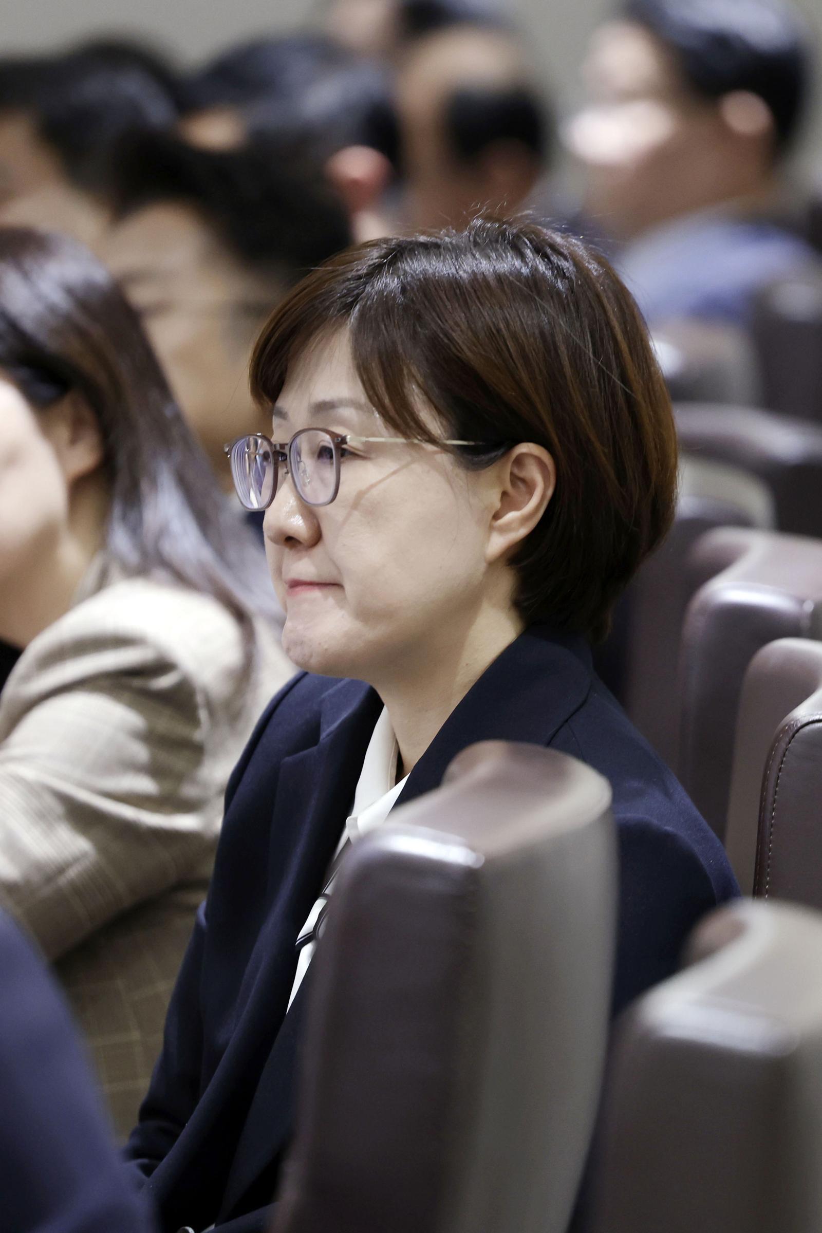 김현지 제1부속실장이 21일 서울 용산 대통령실 청사에서 열린 국무회의에 배석해 있다. 2025.10.21. 뉴시스