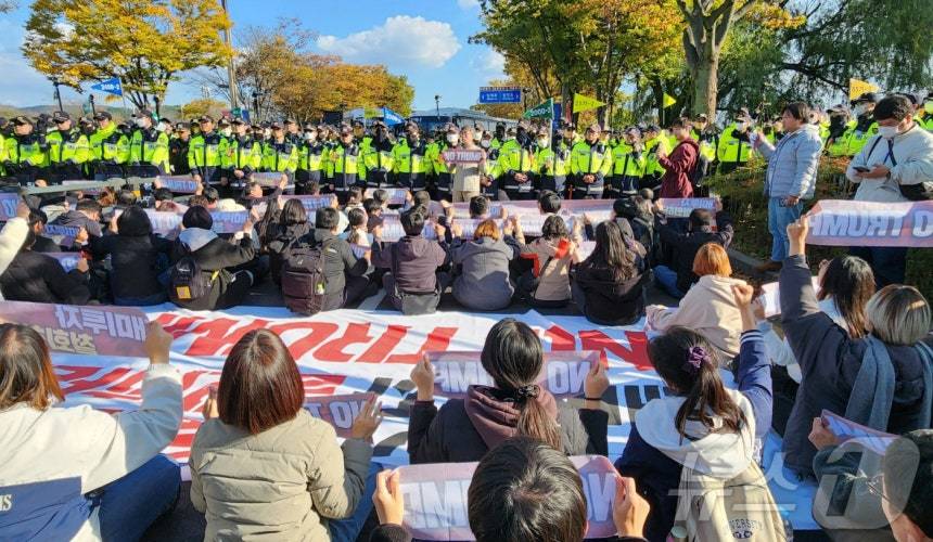 29일 오후 한미 정상회담이 열린 경주 국립경주박물관 인근 도로에서 ‘반트럼프’ 집회를 벌이던 시위대와 경찰이 대치하고 있다. 2025.10.29/뉴스1