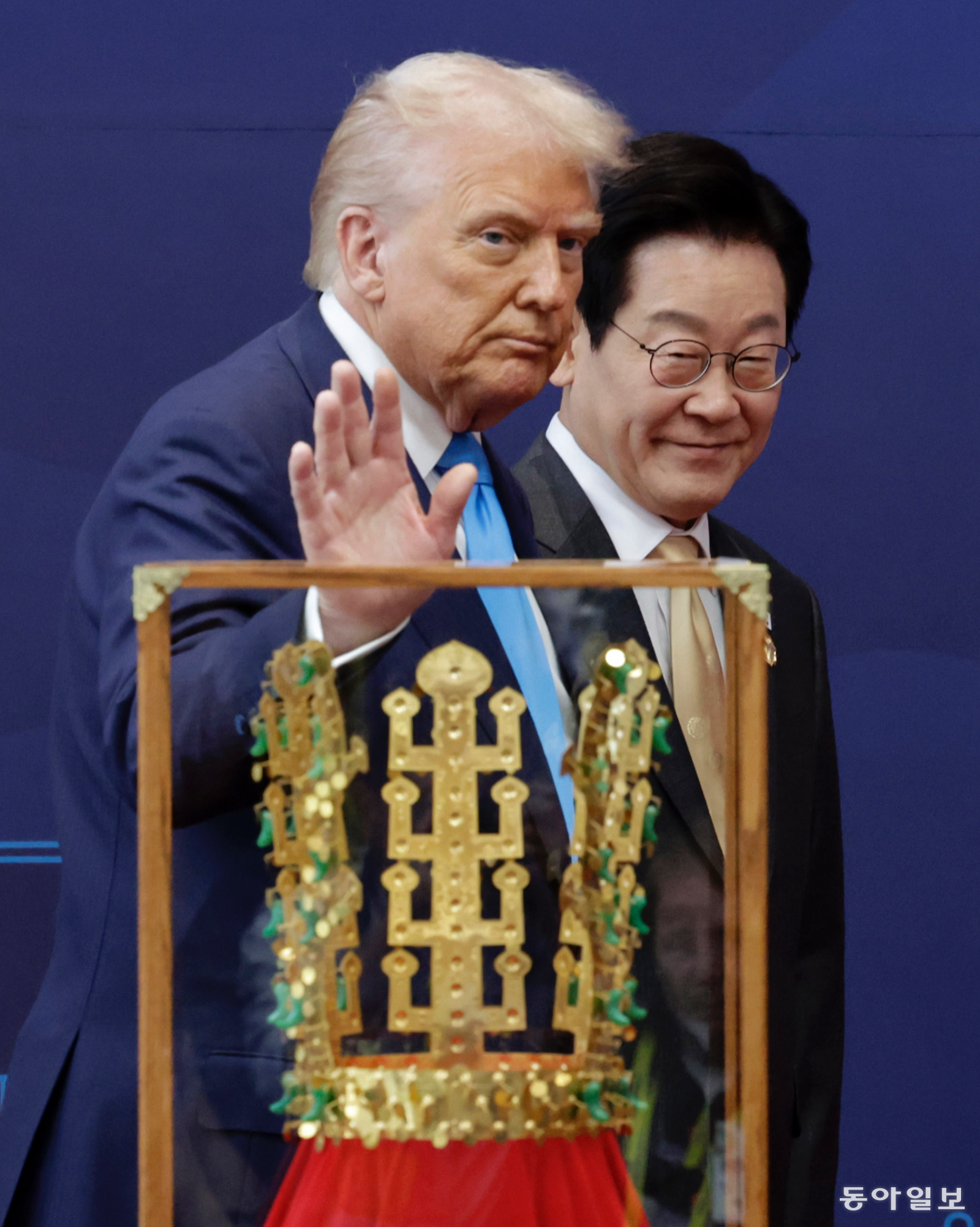 이재명 대통령과 도널드 트럼프 미국 대통령이 29일 경북 경주박물관에서 국빈 방문 선물인 천마총 금관 모형 앞을 함께 지나고 있다. 경주=송은석 기자 silverstone@donga.com