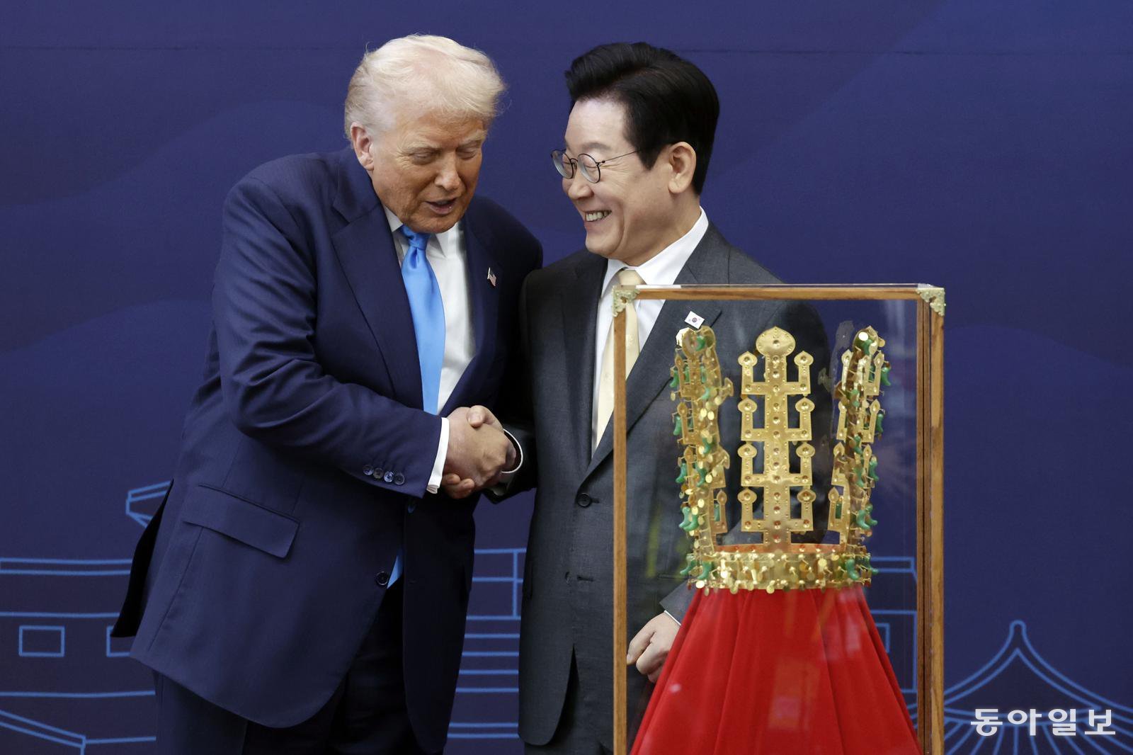 트럼프 받은 훈장, 금값만 1억…은도 110돈 쓰여[청계천 옆 사진관]