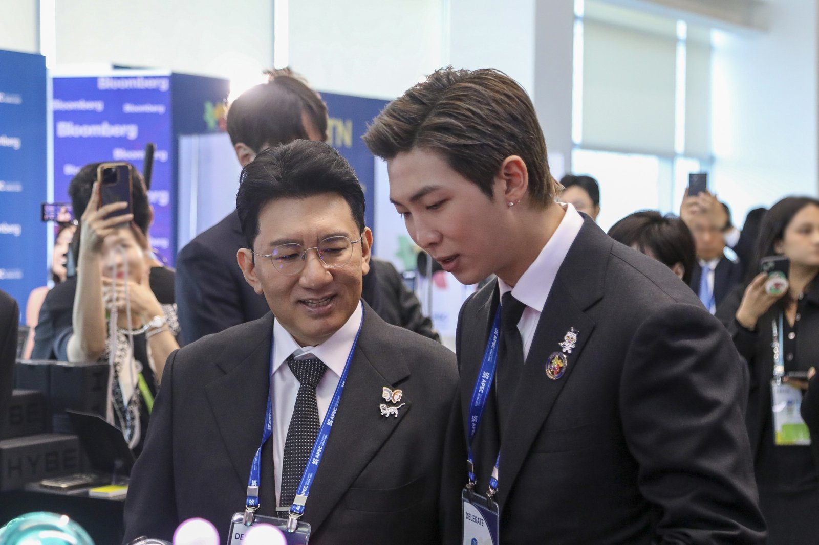 29일 경주 예술의전당에서 열린 ‘APEC CEO 서밋’ 개회식에 참석한 방시혁 하이브 의장과 방탄소년단 RM이 하이브 홍보부스를 관람하고 있다. 하이브 제공