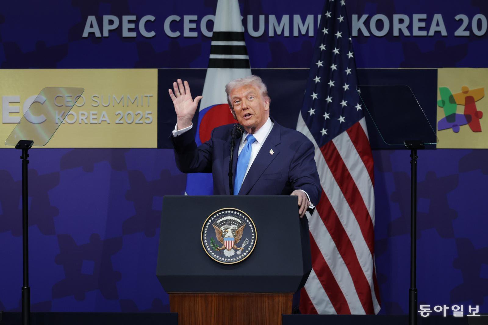 도널드 트럼프 미국 대통령이  29일 경북 경주시 경주예술의전당에서 열린 ‘2025 APEC CEO 서밋’ 정상 특별세션 행사장에 도착한 뒤 연단에 올라 참석자들에게 손을 흔들며 인사말 하고 있다. 경주=박형기 기자 oneshot@donga.com