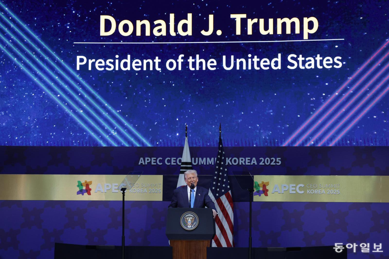 도널드 트럼프 미국 대통령이 29일 ‘2025 APEC CEO 서밋’ 정상 특별세션에서 연설 도중 농담을 하며 웃고 있다. 경주=박형기 기자 oneshot@donga.com