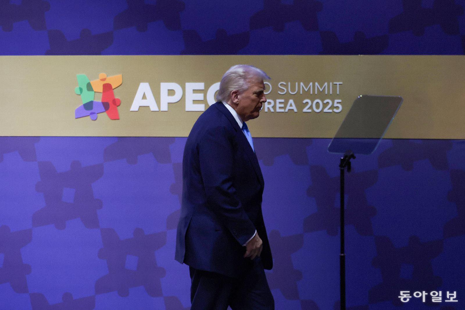 도널드 트럼프 미국 대통령이 29일 ‘2025 APEC CEO 서밋’ 정상 특별세션 연설을 마친 뒤 퇴장하고 있다. 경주=박형기 기자 oneshot@donga.com