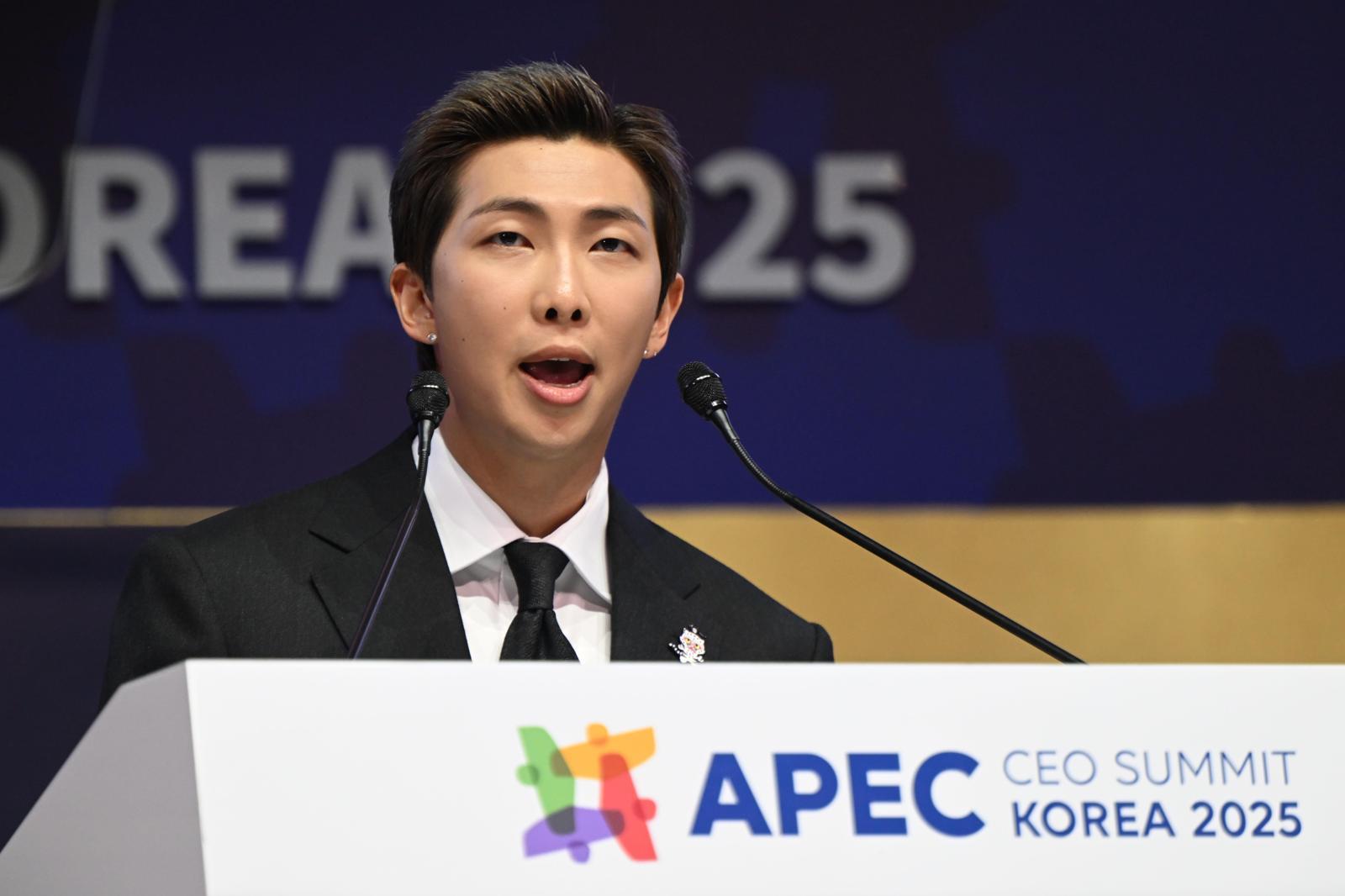 RM “케이팝은 비빔밥…독특한 정체성 갖고 혼합돼 새로운 것 만들어 내”