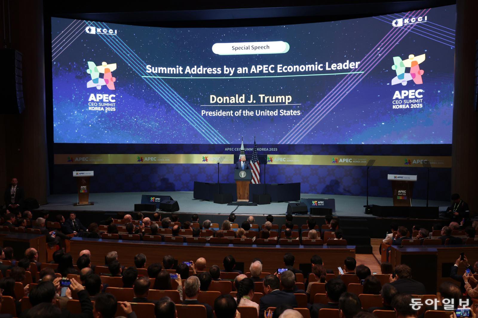 도널드 트럼프 미국 대통령이 29일 ‘2025 APEC CEO 서밋’ 정상 특별세션에서 연설하고 있다. 경주=박형기 기자 oneshot@donga.com