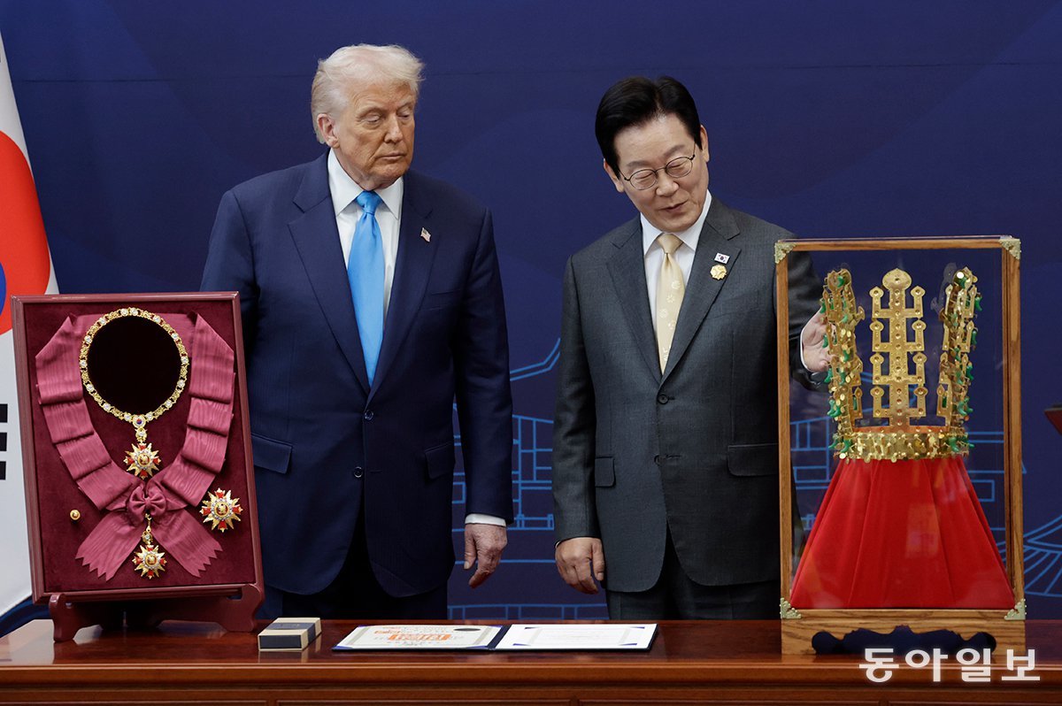이재명 대통령이 29일 경북 경주박물관에서 열린 한미 공식 환영식에서 도널드 트럼프 미국 대통령에게 무궁화 대훈장을 수여하고 천마총 금관 모형을 선물하고 있다. 경주=송은석 기자 silverstone@donga.com