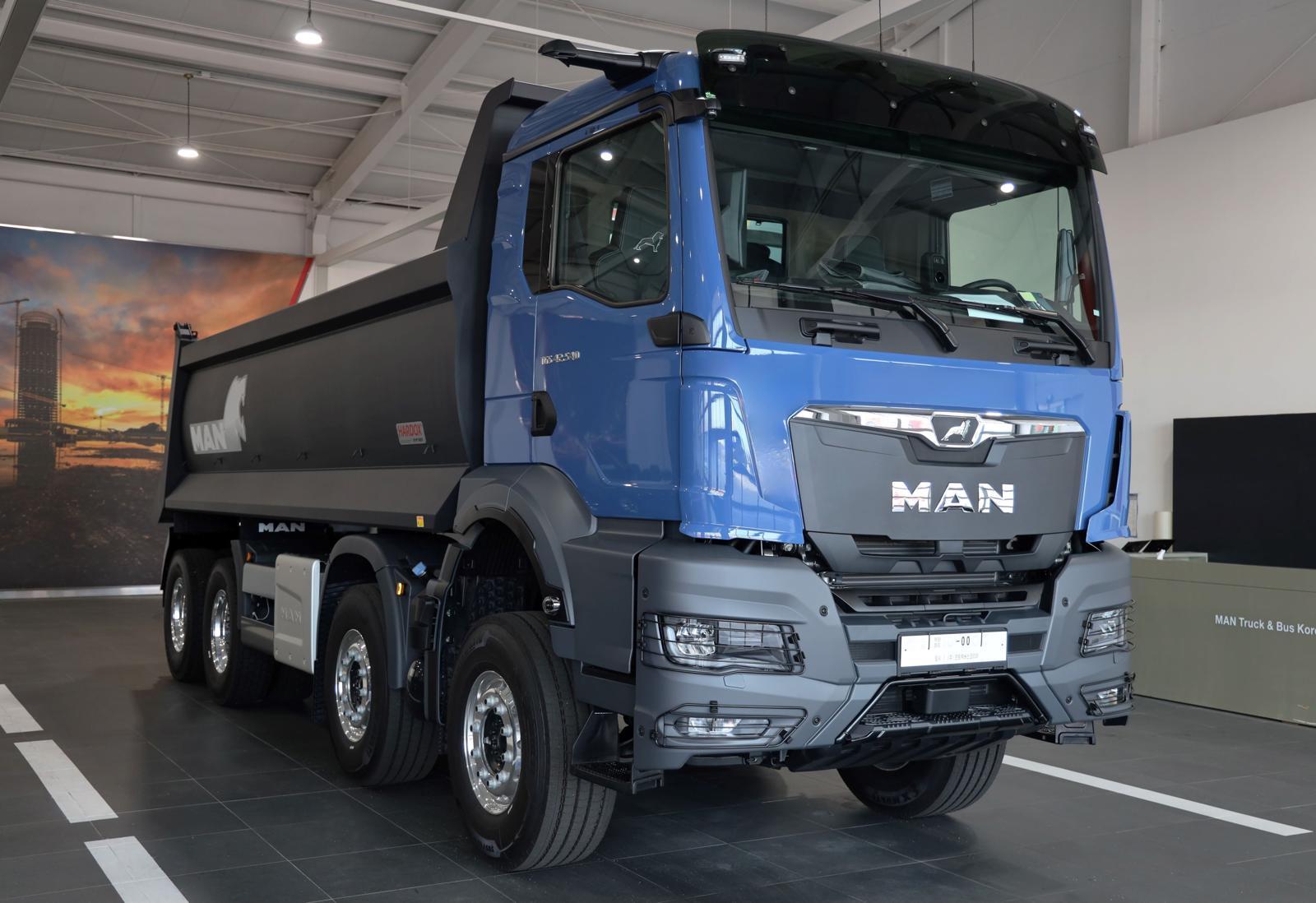 연료소비효율을 높이고 첨단 안전사양을 강화한 만트럭버스코리아의 뉴 MAN TGS 540마력 덤프트럭. 만트럭버스코리아 제공