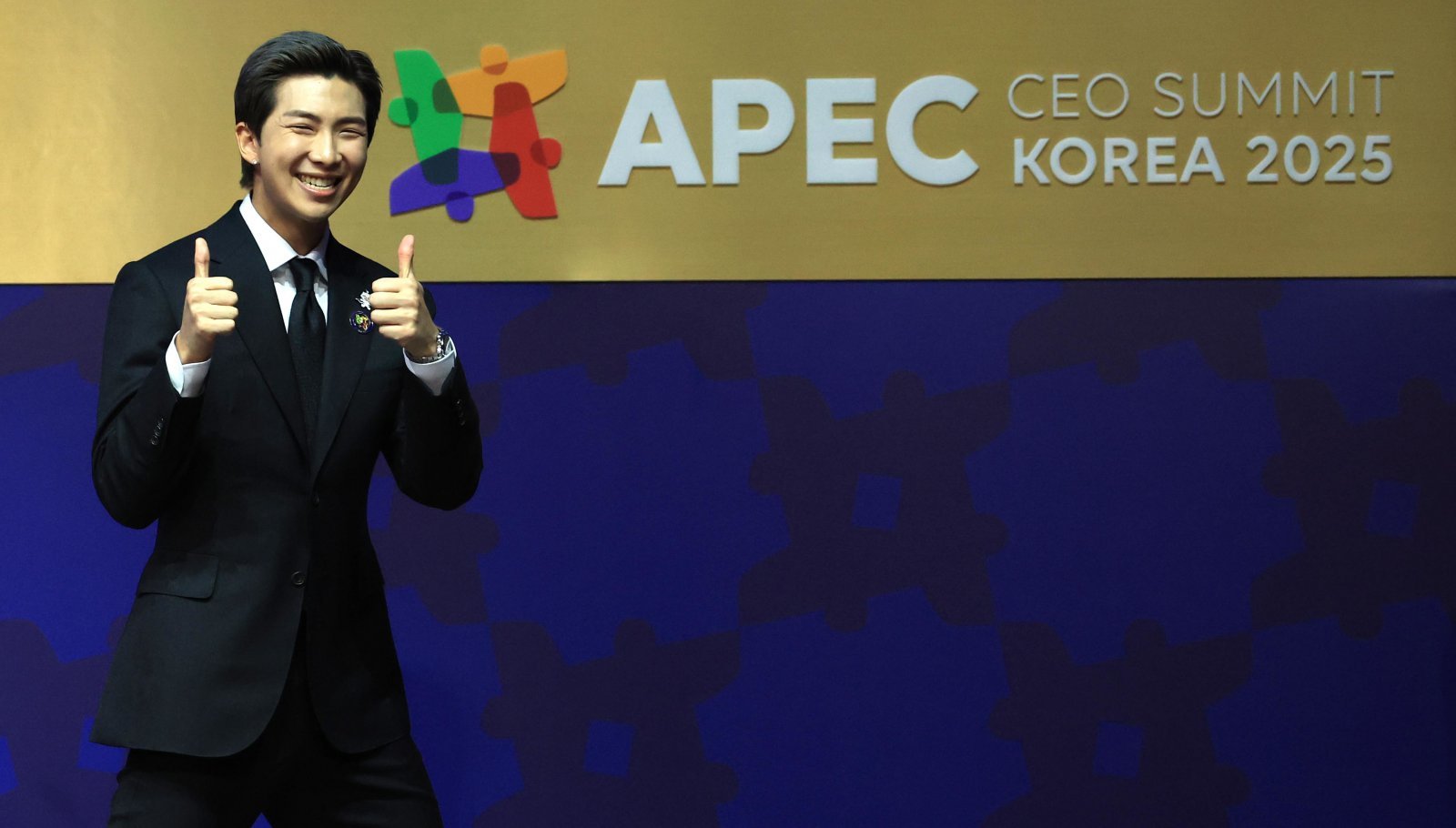 그룹 BTS의 RM이 29일 경북 경주예술의전당에서 열린 아시아태평양경제협력체(APEC) 정상회의 최고경영자(CEO) 서밋(Summit)에 참석해 ‘APEC 지역 내 문화산업과 K-컬쳐 소프트파워’를 주제로 연설 후 인사하고 있다. (사진공동취재