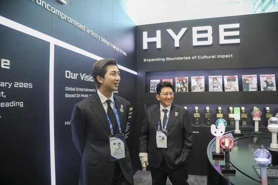 29일 경주 예술의전당에서 열린 ‘APEC CEO 서밋’ 개회식에 참석한 방시혁 하이브 의장과 방탄소년단 RM이 하이브 홍보부스를 관람하고 있다. 하이브 제공