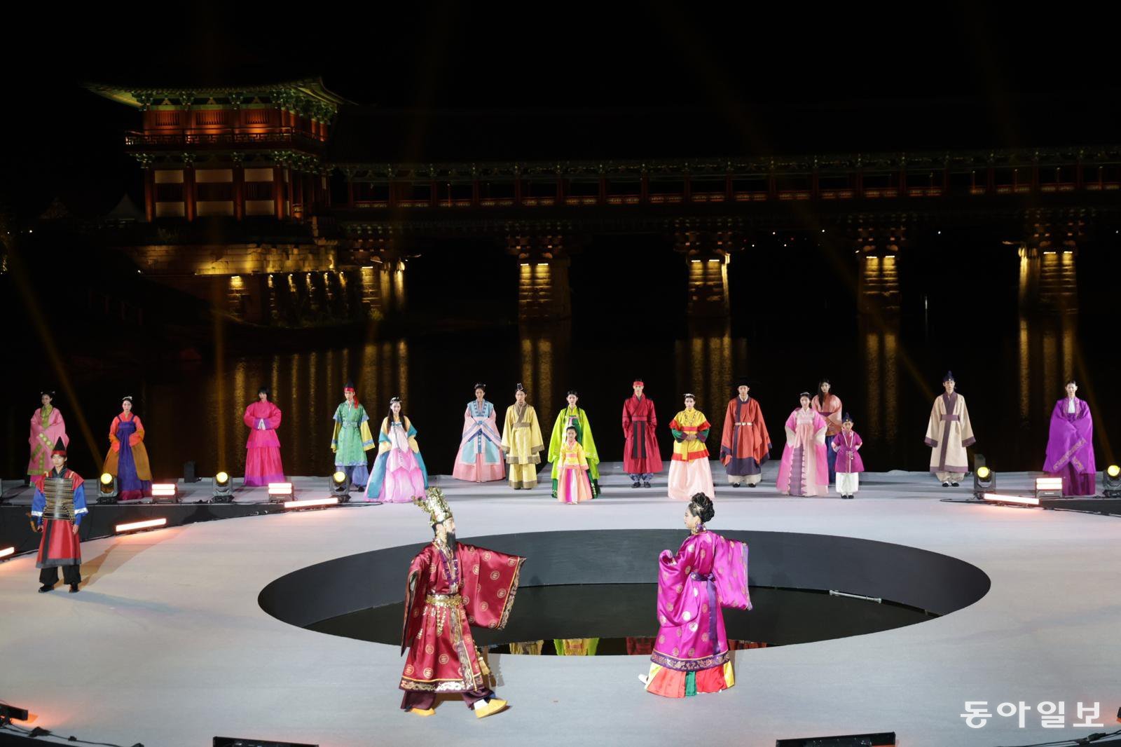 29일 오후 경주 월정교 수상 특설무대에서 ‘아시아태평양경제협력체(APEC) 2025 대한민국(KOREA) 한복패션쇼’가 열리고 있다. 박형기 기자 oneshot@donga.com