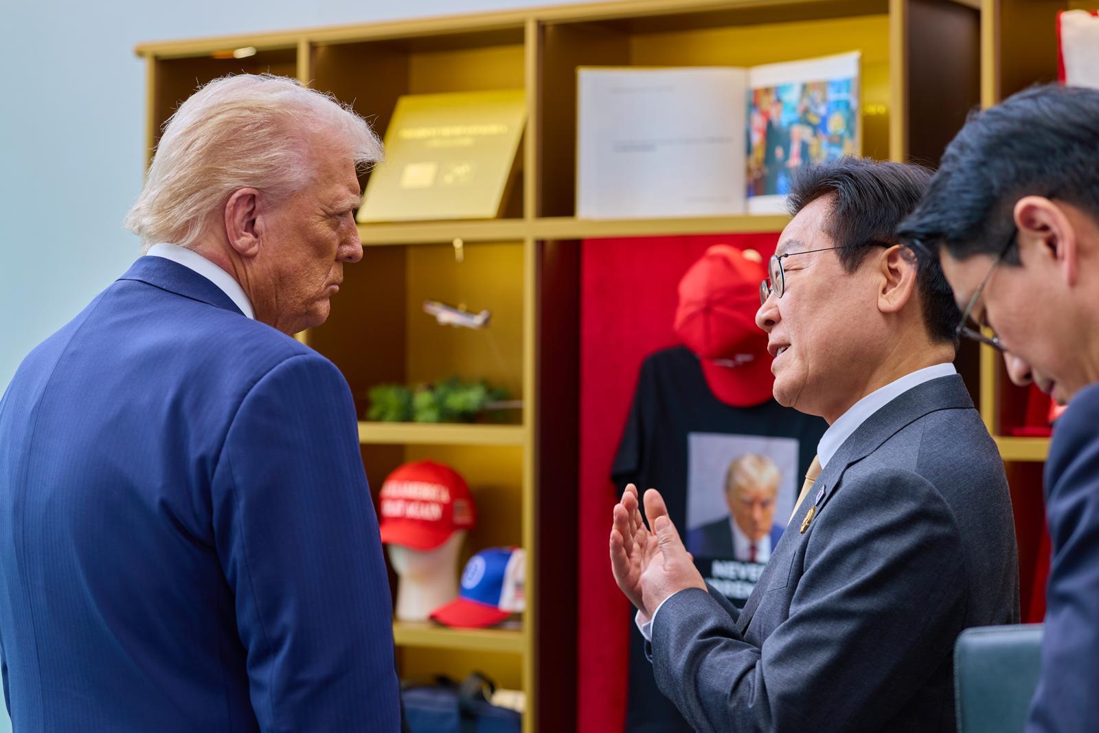 이재명 대통령과 도널드 트럼프 미국 대통령이 29일 경북 경주박물관에서 정상회담에 앞서 트럼프 굿즈 전시품을 관람하며 대화 하고 있다. 2025.10.29 대통령실 제공