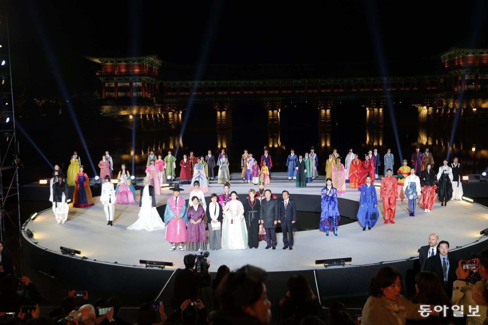 29일 오후 경주 월정교 수상 특설무대에서 ‘아시아태평양경제협력체(APEC) 2025 대한민국(KOREA) 한복패션쇼’가 열린 가운데 김혜경 여사와 관계자들이 기념촬영을 하고 있다. 박형기 기자 oneshot@donga.com
