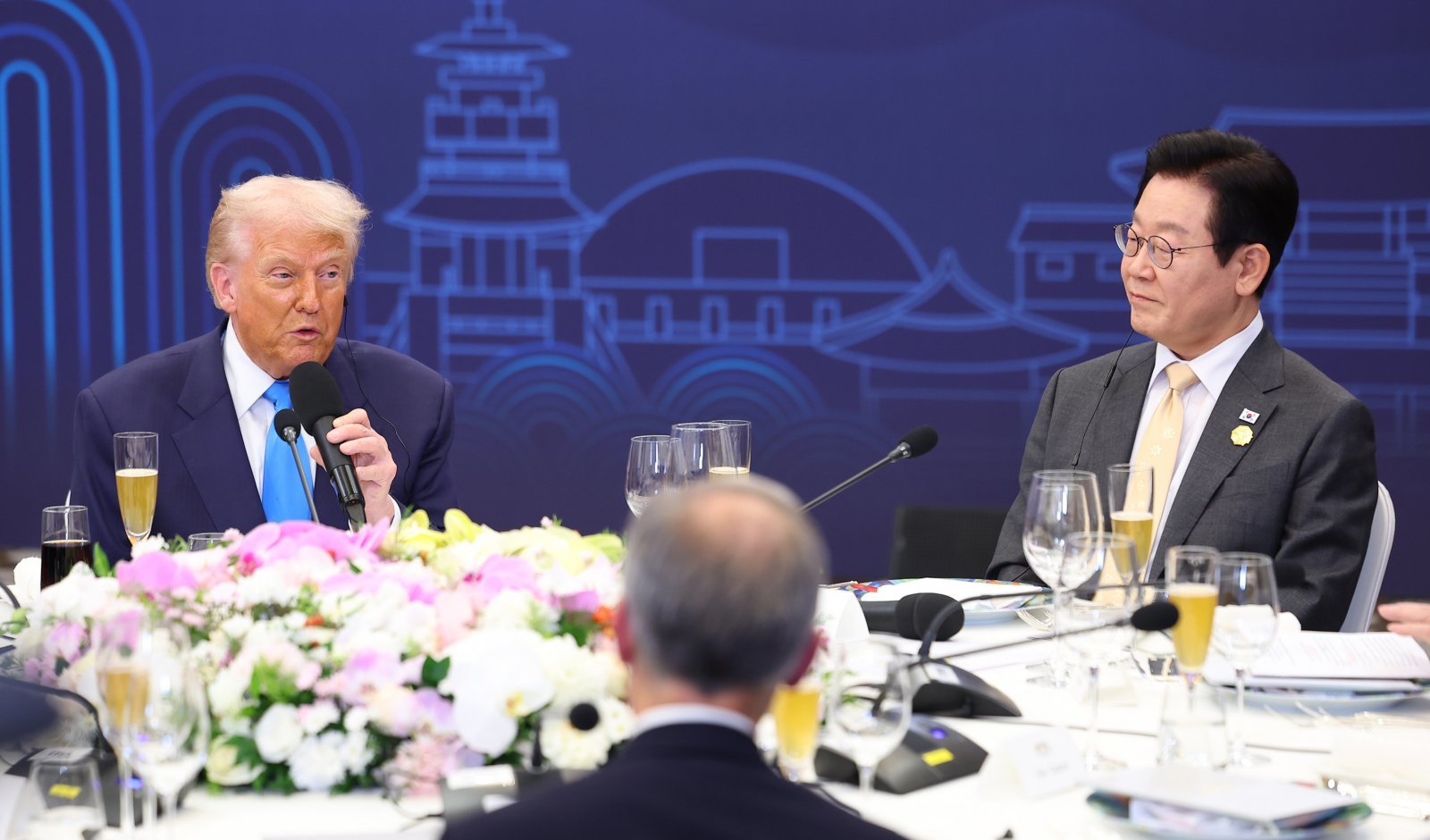 도널드 트럼프 미국 대통령이 29일 경북 경주 힐튼호텔 그랜드볼룸에서 열린 이재명 대통령 주최 정상 특별만찬에서 축사를 하고 있다. 대통령실통신사진기자단