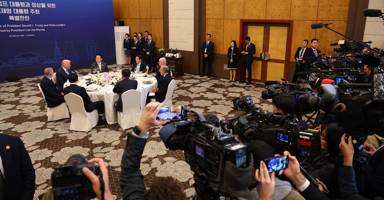 도널드 트럼프 미국 대통령이 29일 경북 경주 힐튼호텔 그랜드볼룸에서 열린 이재명 대통령 주최 정상 특별만찬에서 축사를 하고 있다. 대통령실통신사진기자단