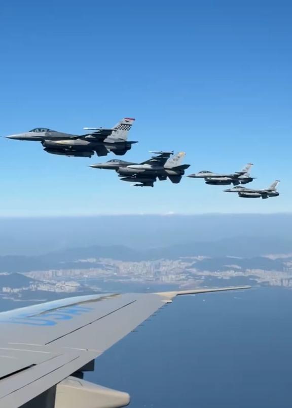 도널드 트럼프 미국 대통령이 탄 전용기 에어포스원을 한국 공군 F-16 전투기 두 대와 미국 공군 F-16 전투기 2대가 호위하고 있다. 사진 출처 백악관X
