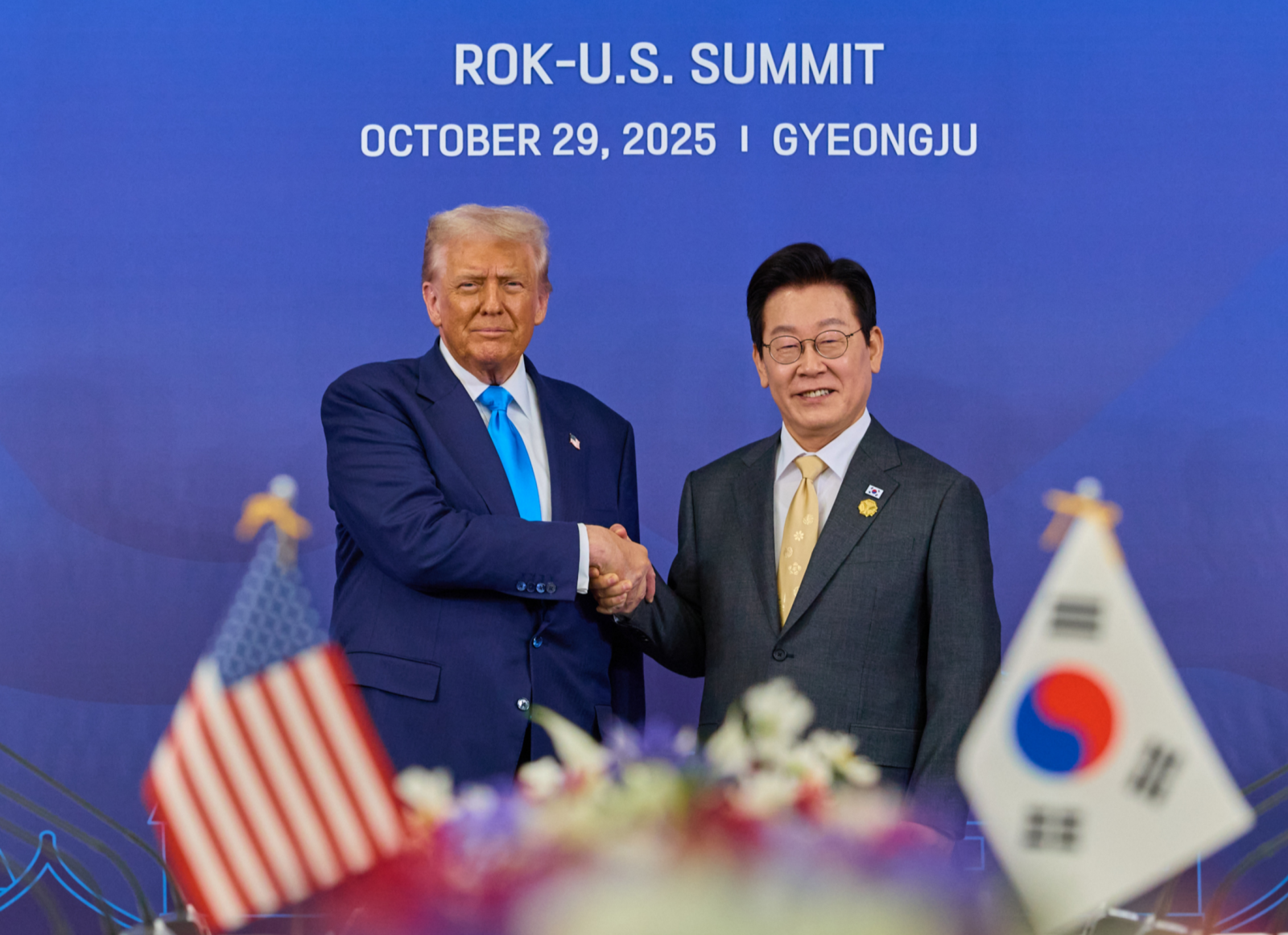 이재명 대통령이 29일 경북 경주국립박물관에서 열린 한미 정상회담 확대오찬회담에 트럼프 미국 대통령과 악수를 하고 있다. 2025.10.29 대통령실 제공