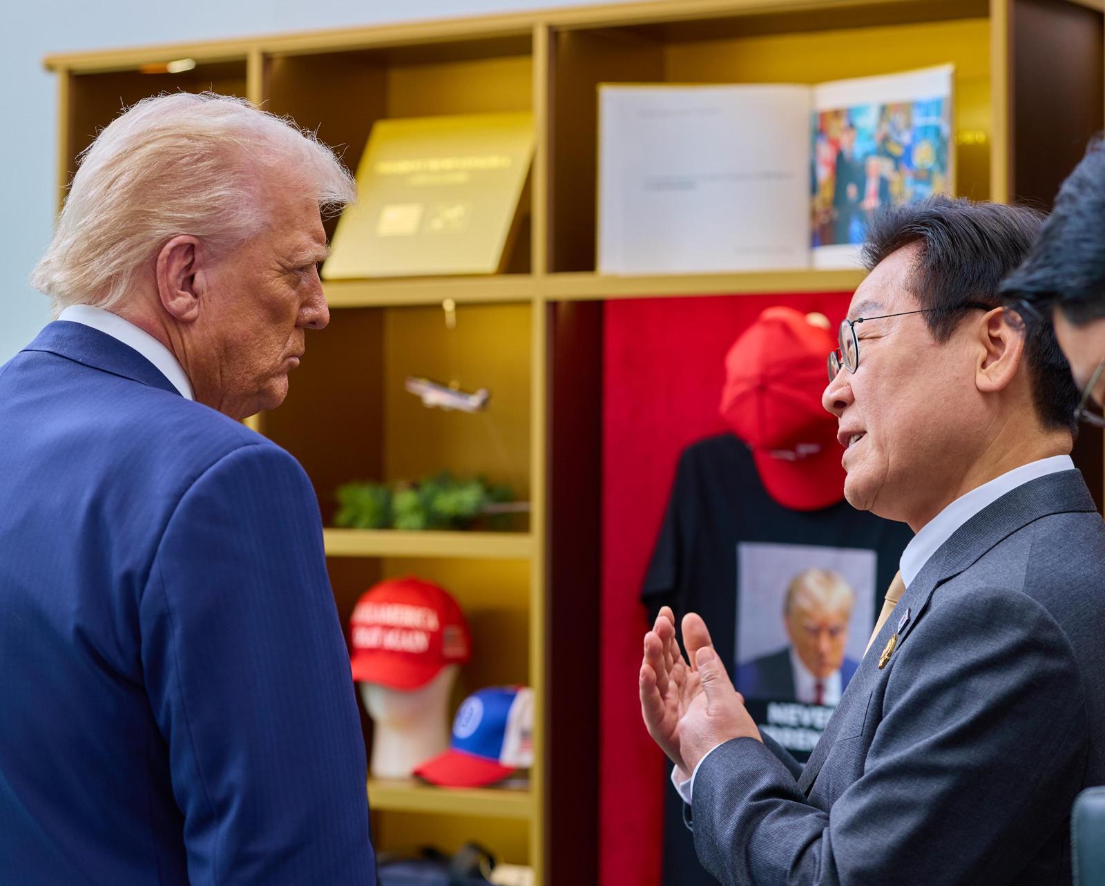 ‘트럼프 굿즈’ 함께 보는 한미 정상
이재명 대통령과 도널드 트럼프 미국 대통령(왼쪽)이 29일 국립경주박물관에서 정상회담을 하기 전 ‘트럼프 굿즈’ 전시품을 관람하며 대화를 나누고 있다. 대통령실 제공