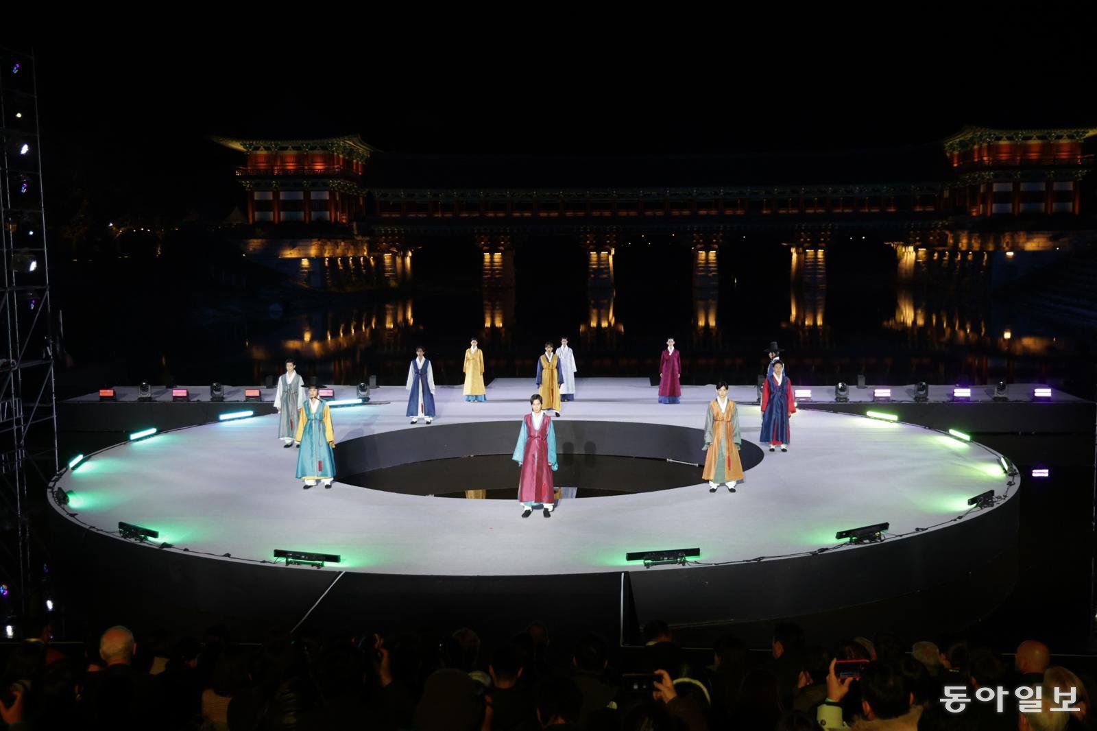 29일 오후 경주 월정교 수상 특설무대에서 ‘아시아태평양경제협력체(APEC) 2025 대한민국(KOREA) 한복패션쇼’가 열리고 있다. 경주=박형기 기자 oneshot@donga.com