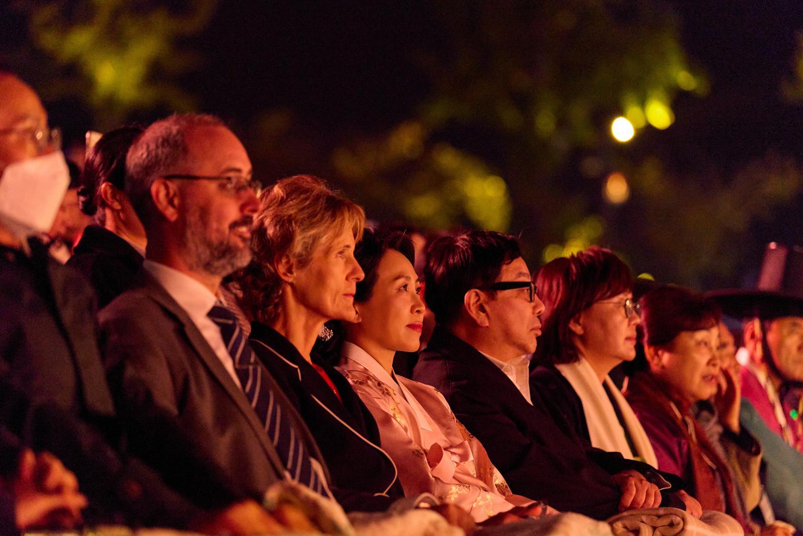 김혜경 여사가 29일 경북 경주 월정교 수상특설무대에서 열린 ‘2025 APEC 정상회의 기념 한복패션쇼’에서 참석자들과 쇼를 관람하고 있다. 20251029 대통령실 제공