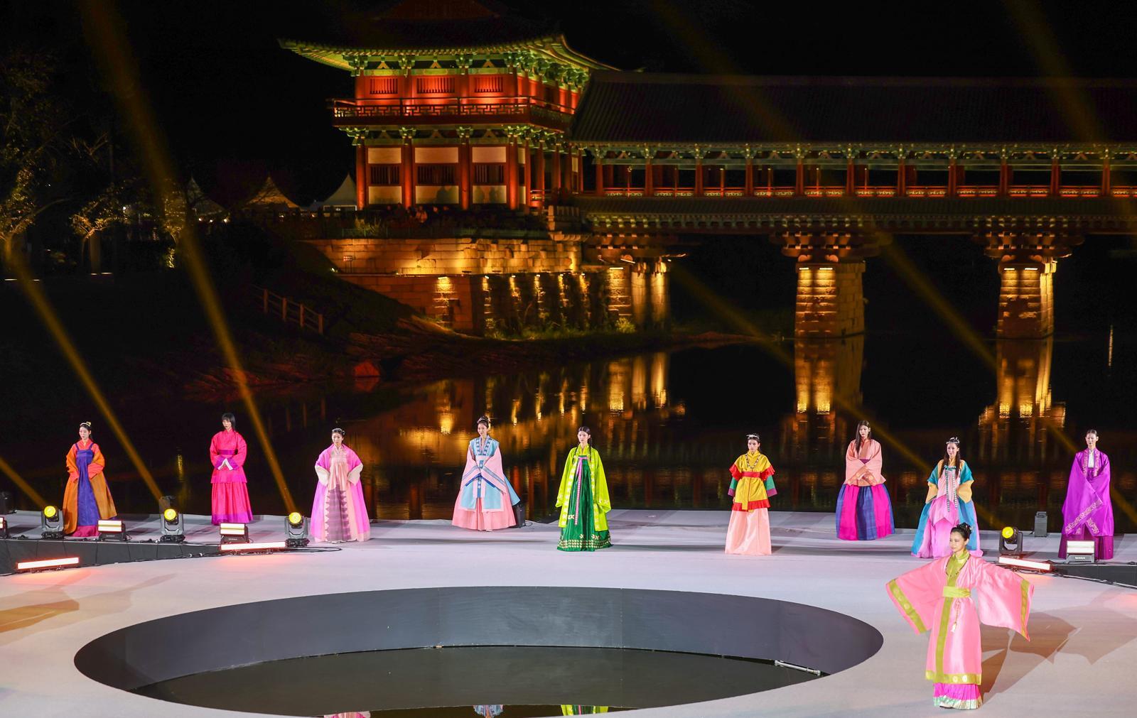 29일 경북 경주시 월정교 특설무대에서 2025 APEC 정상회의 한복패션쇼 ‘한복, 내일을 날다’ 패션쇼가 열리고 있다. 2025.10.29 뉴시스