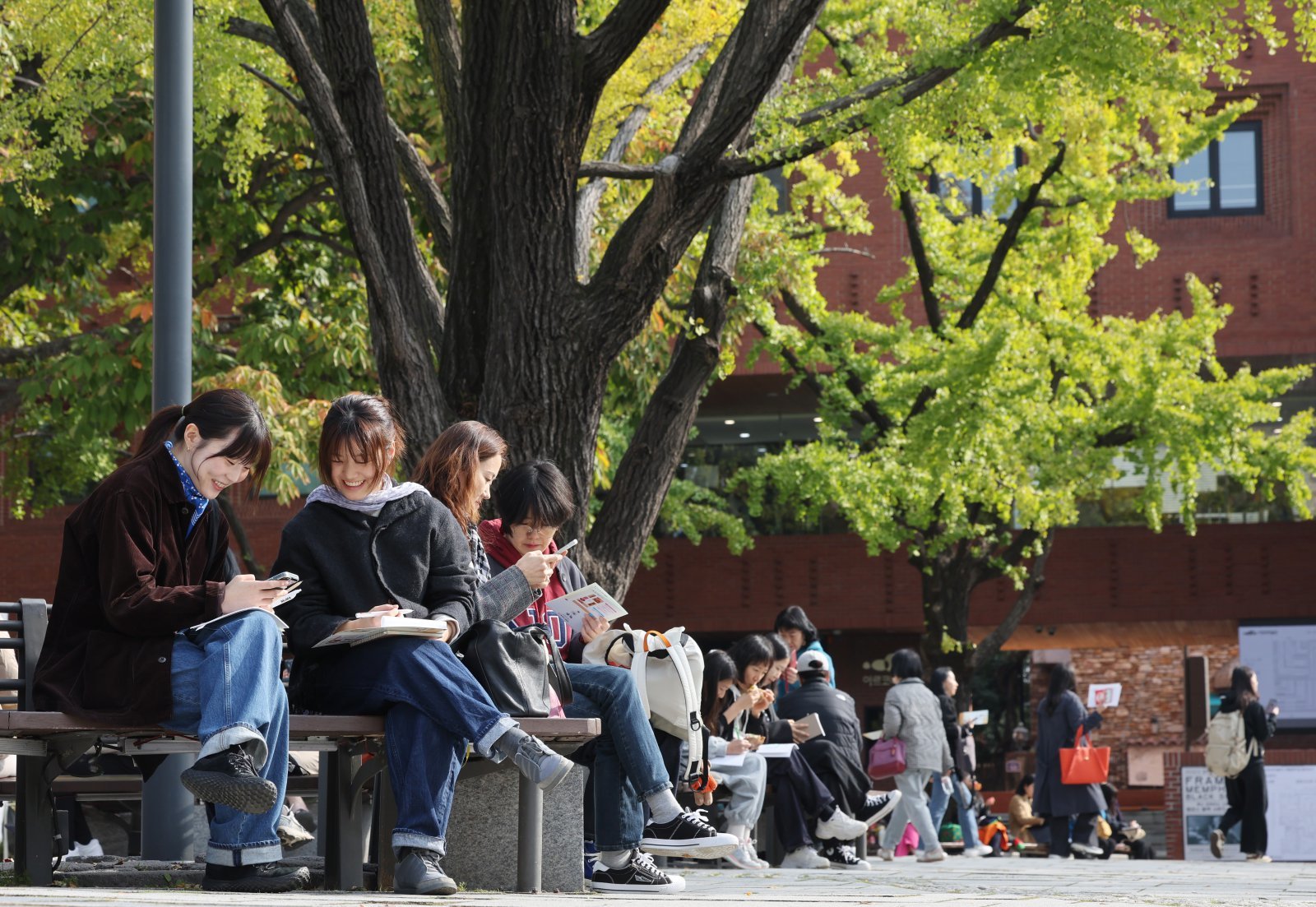 29일 서울 종로구 마로니에공원에서 열린 ‘제43회 마로니에 여성 백일장’ 참가자들이 글을 쓰며 가을 날씨를 만끽하고 있다. 2025.10.29 뉴스1