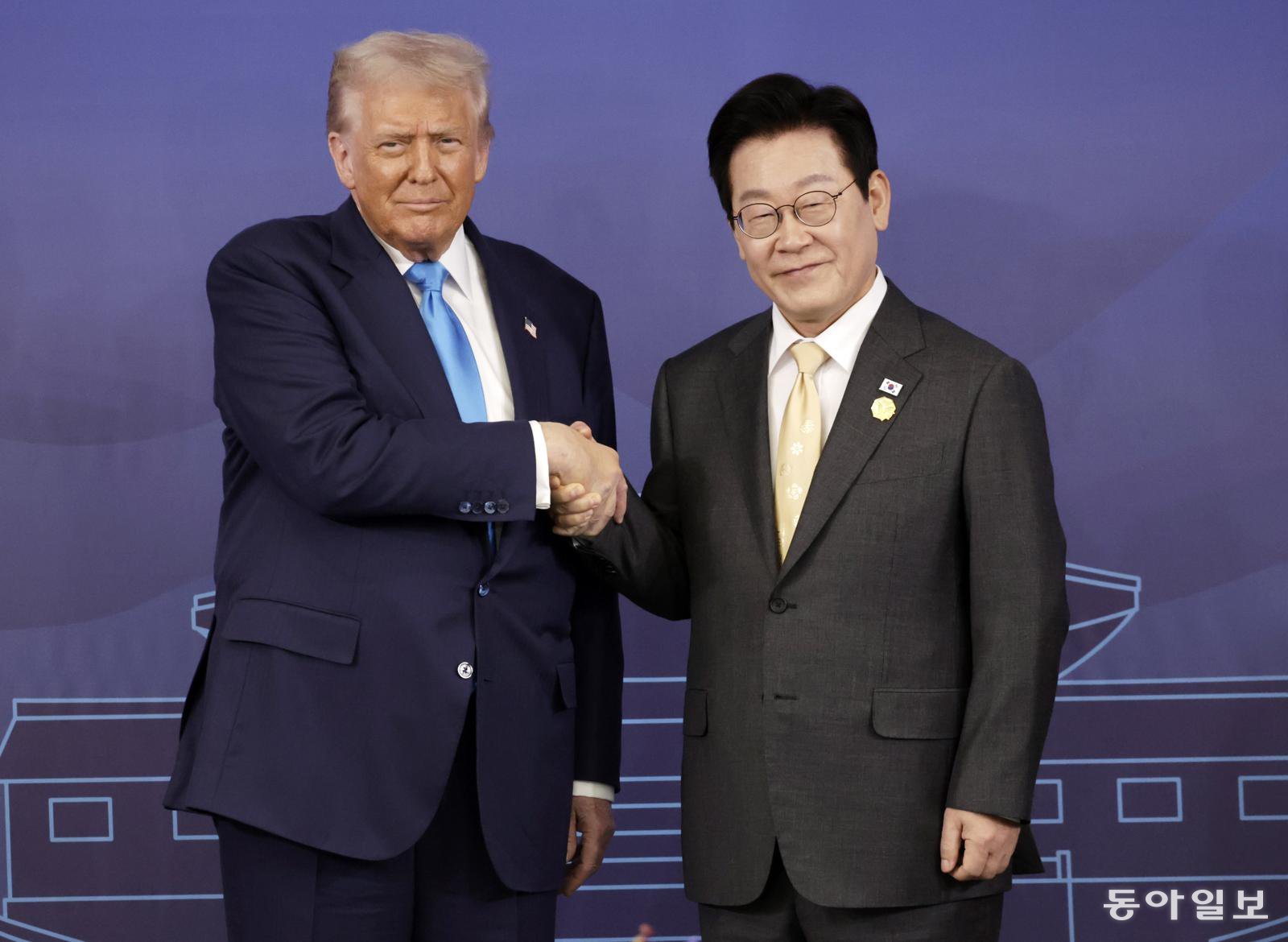 이재명 대통령과 도널드 트럼프 미국 대통령이 29일 경북 경주박물관에서 가진 한미 정상회담에서 기념 사진을 촬영하고 있다. 2025.10.29 대통령실사진기자단 송은석 기자 silverstone@donga.com