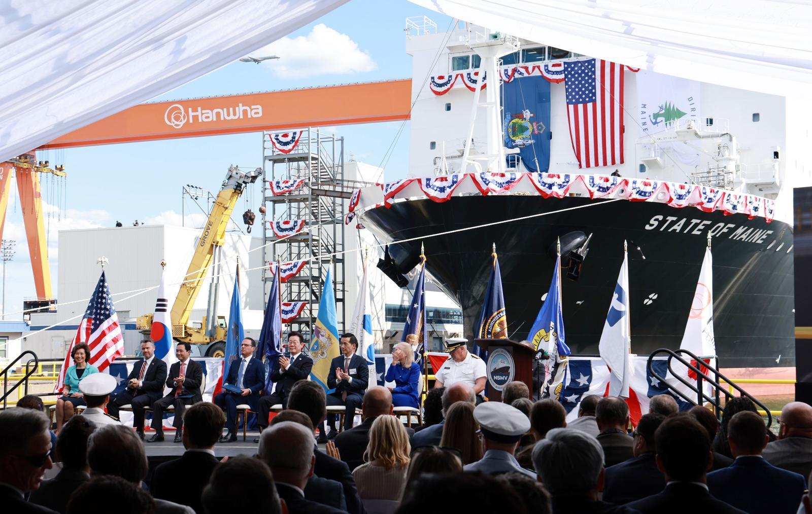 이재명 대통령이 26일(현지 시간) 필라델피아 한화 필리조선소에서 열린 미국 해양청 발주 국가안보 다목적선 ‘스테이트 오브 메인’호 명명식에서 김동관 한화그룹 부회장 등 참석자들과 박수를 치고 있다. 2025.08.27 [필라델피아=뉴시스]