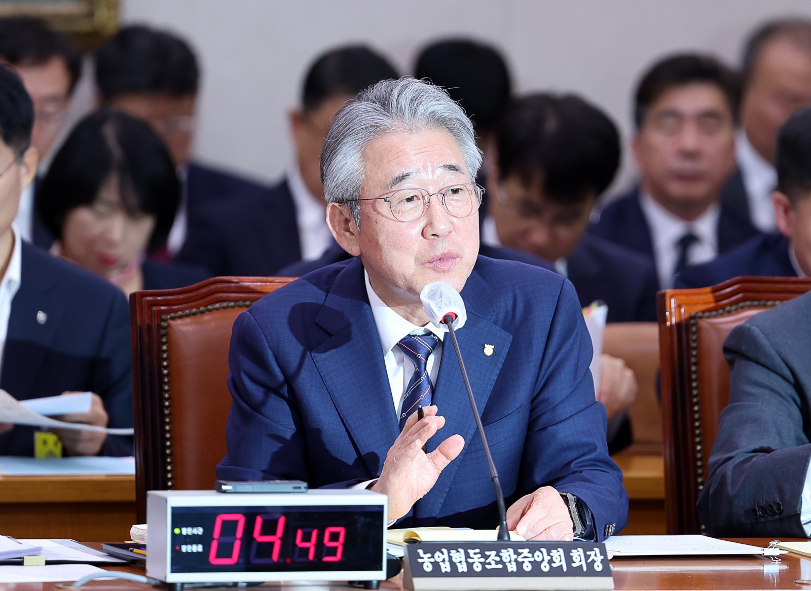 강호동 농협중앙회장이 24일 오전 서울 여의도 국회 농림축산식품해양수산위원회에서 열린 농협중앙회-한국마사회 등에 대한 국정감사에서 질의에 답하고 있다. 2025.10.24. [서울=뉴시스]