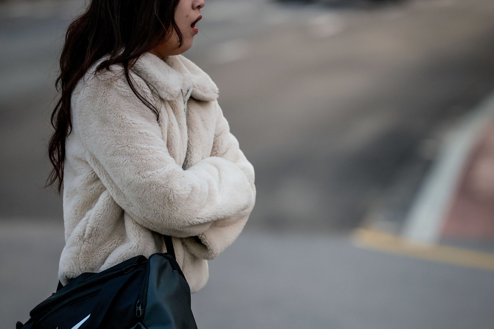 추운 날씨를 보인 21일 서울 종로구 광화문네거리에서 두꺼운 옷차림을 한 시민들이 이동하고 있다. 2025.10.21 [서울=뉴시스]